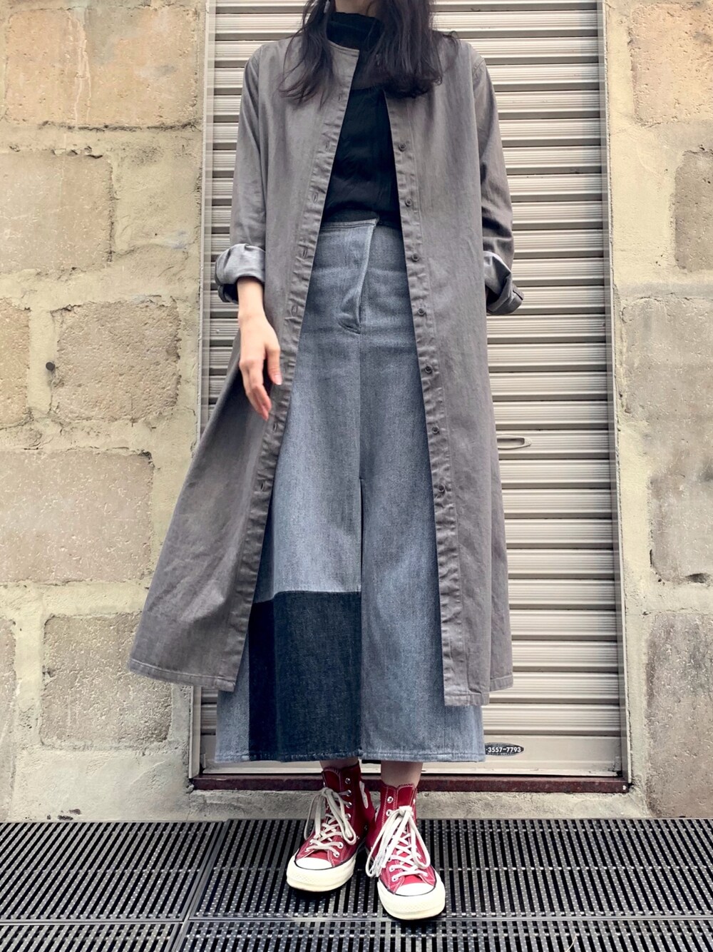 「デニム、グレー、ワントーンコーデ、ロング丈、シンプルコーデ、秋、B2nd、オトナカジュアル、高身長女子、スタッフセンバツ」｜「Munichのアイテム（ワンピース/ドレス、グレー系）」を使った、ayanoさん（レディース・171cm）の秋コーディネートの1枚目の写真
