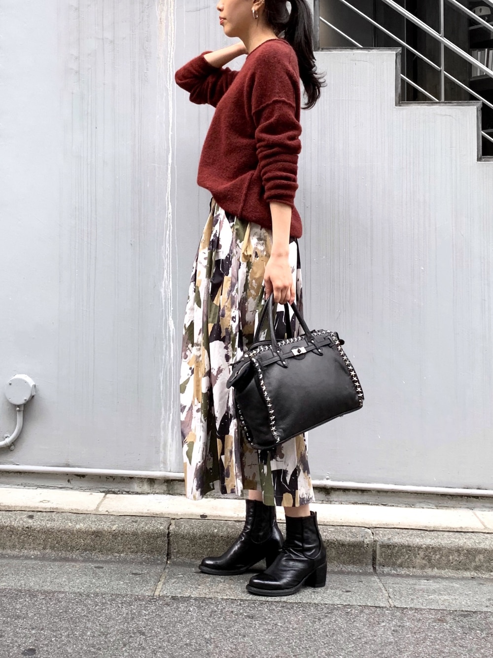 「秋コーデ、オトナカジュアル、スカート、ボルドー、ブーツ、カーキ、スタッフセンバツ、WEARセンバツ、B2nd、高身長女子」｜「UMAWANGのアイテム（ニット/セーター、レッド系）」を使った、ayanoさん（レディース・171cm）の秋コーディネートの1枚目の写真