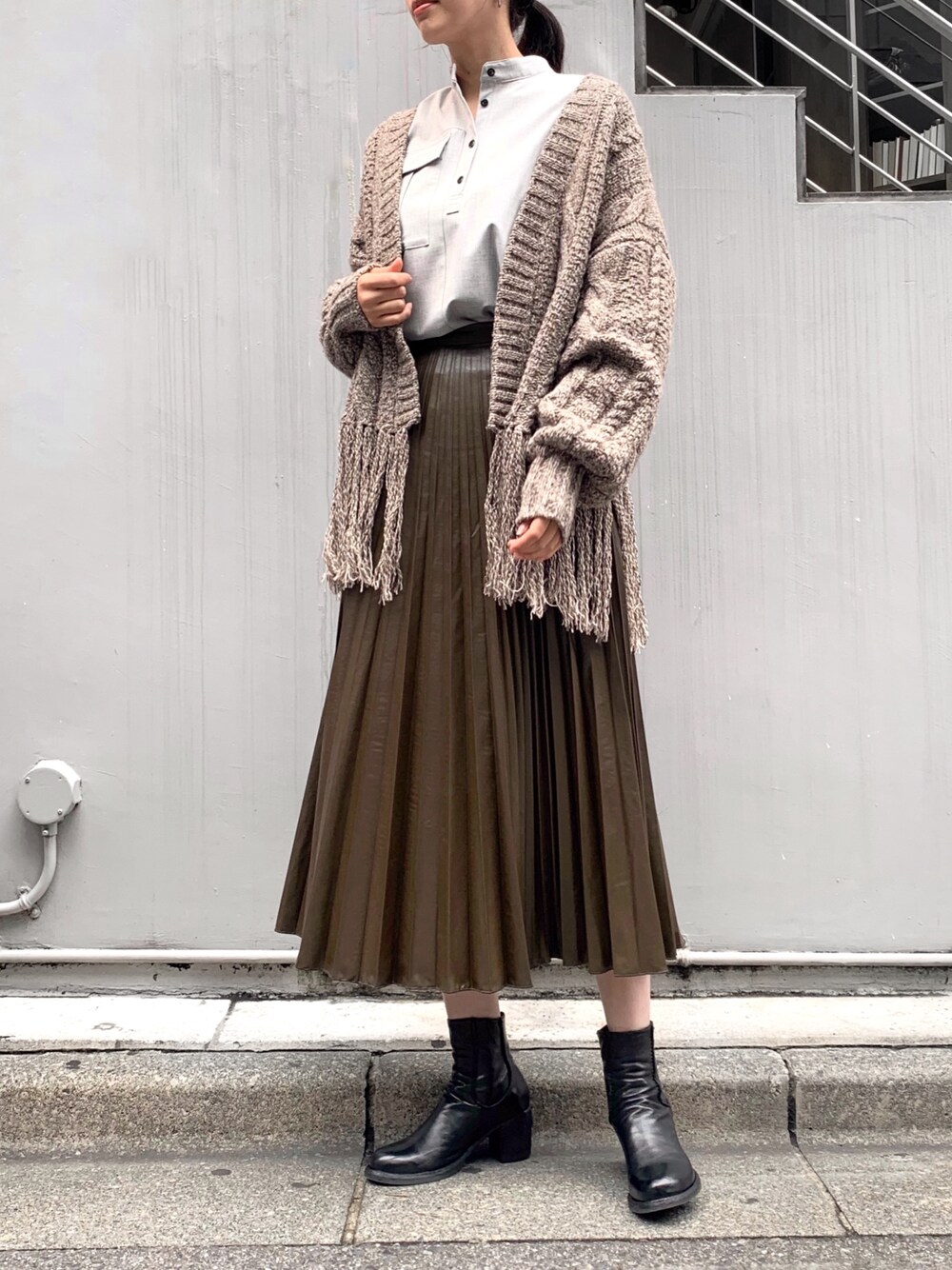 「ニットカーディガン、秋のコーデ、プリーツスカート、ラフスタイル、ブラウンコーデ、B2nd、高身長女子、オトナ女子、スタッフセンバツ」｜「EZUMiのEZUMi（エズミ）別注ミリタリーパーカー/プルオーバーシャツ（シャツ/ブラウス、グレー系）」を使った、ayanoさん（レディース・171cm）の秋コーディネートの1枚目の写真