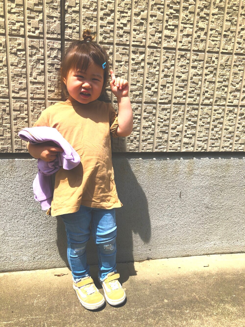 「休日スタイル、キッズコーデ、キッズファッション、動きやすさ重視」｜「LOWRYS FARMのアイテム（トップス、ベージュ系）」を使った、yuzu111さん（キッズ・90cm）の春コーディネートの1枚目の写真
