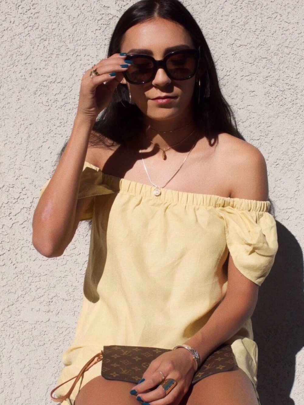 「yellow、summer、girl、Cute、STYLE、blogger、dress、offshoulder、Sunglasses、CELINE」｜「The Reformationのアイテム（ドレス、イエロー系）」を使った、Tori Gonzalesさん（レディース・170cm）の冬コーディネートの1枚目の写真