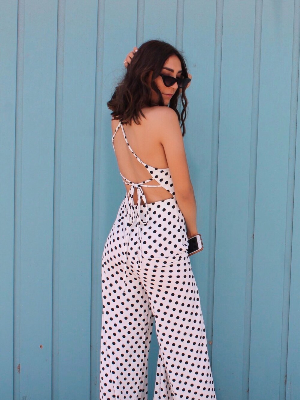 その他のオールインワン・サロペット、ブラック系のサングラスを着用したレディースの春コーディネートの1枚目の写真