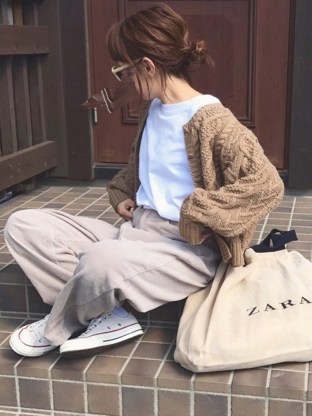 イエロー系のカーディガン/ボレロ、グレー系のその他パンツを着用したレディースの秋コーディネートの1枚目の写真