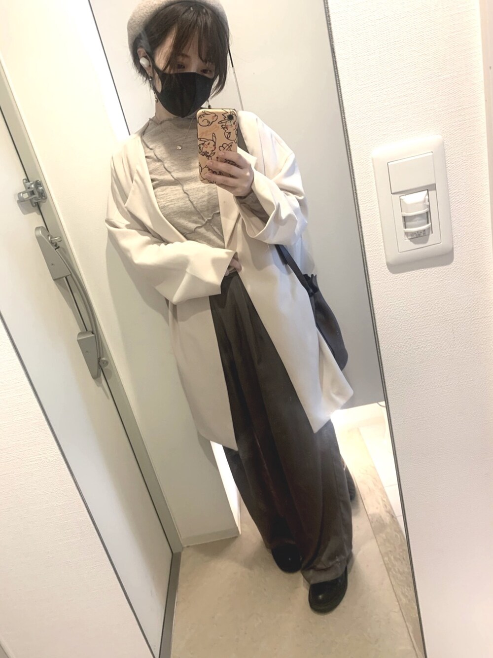 「春コーデ、オトナカジュアル、シンプル、カジュアル、カラーパンツ、ベレー帽、オーバーサイズ、ゆるコーデ、低身長、ベージュ」｜「select MOCAのアシンメトリーパターンメロウトップス/長袖メロウ加工レイヤードトップス（Tシャツ/カットソー、ベージュ系）」を使った、きくさん（レディース・157cm）の春コーディネートの1枚目の写真