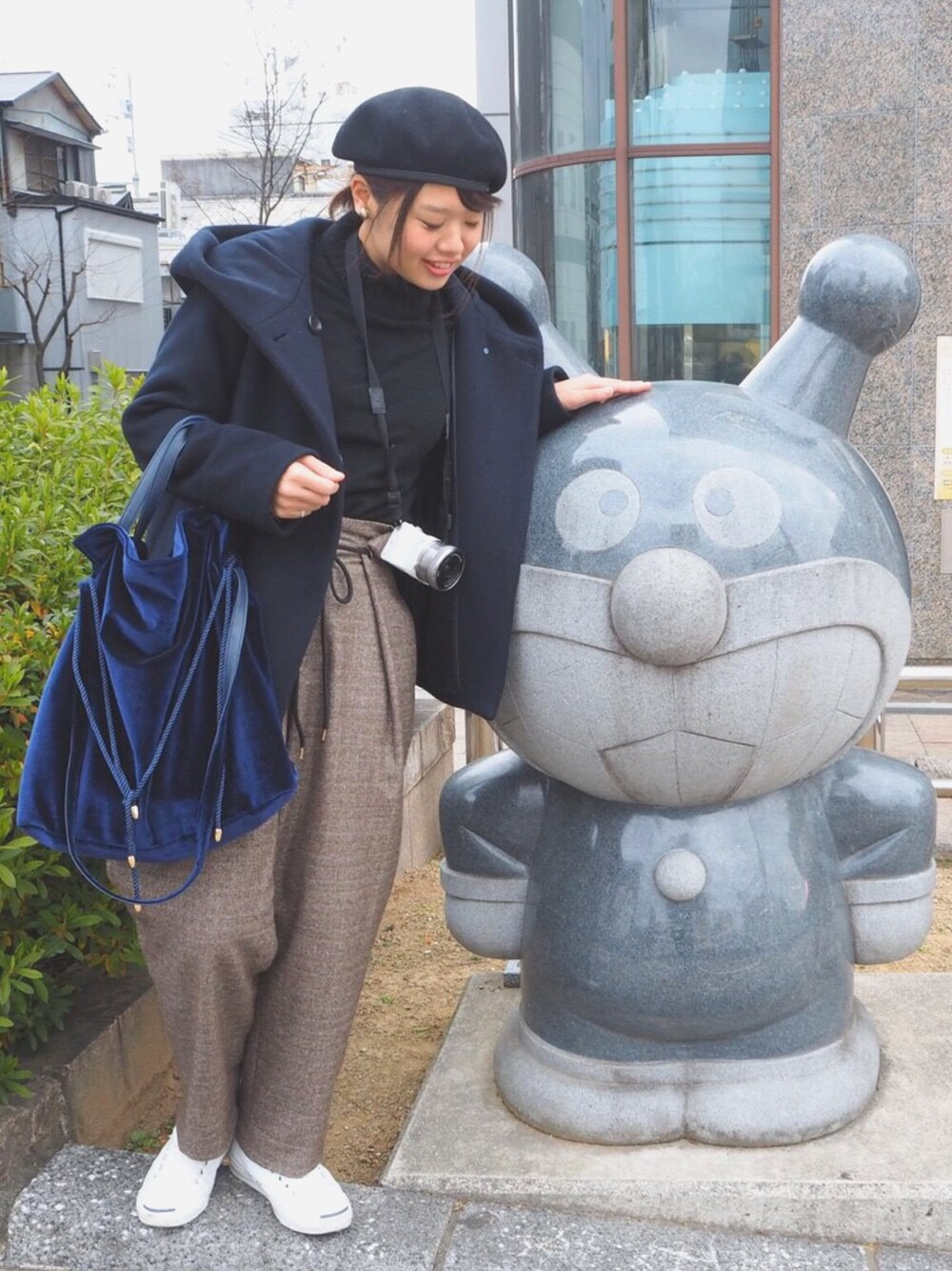 「ベレー帽、journal standard、Ray BEAMS、ベロア、ワイドパンツ、ボーイッシュ、チェックパンツ、アングリッド、コンバース、ジャックパーセル」｜「JOURNAL STANDARDのスーパー120ダブルビーバーフードショートコート_#（その他アウター、ブルー系）」を使った、manamanaさん（レディース・163cm）の冬コーディネートの1枚目の写真