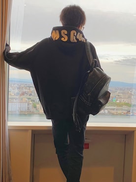 「MSGM（エムエスジーエム）のアイテム（パーカー）」を使った、GiveAndTakeさん（メンズ・178cm）の秋コーディネート