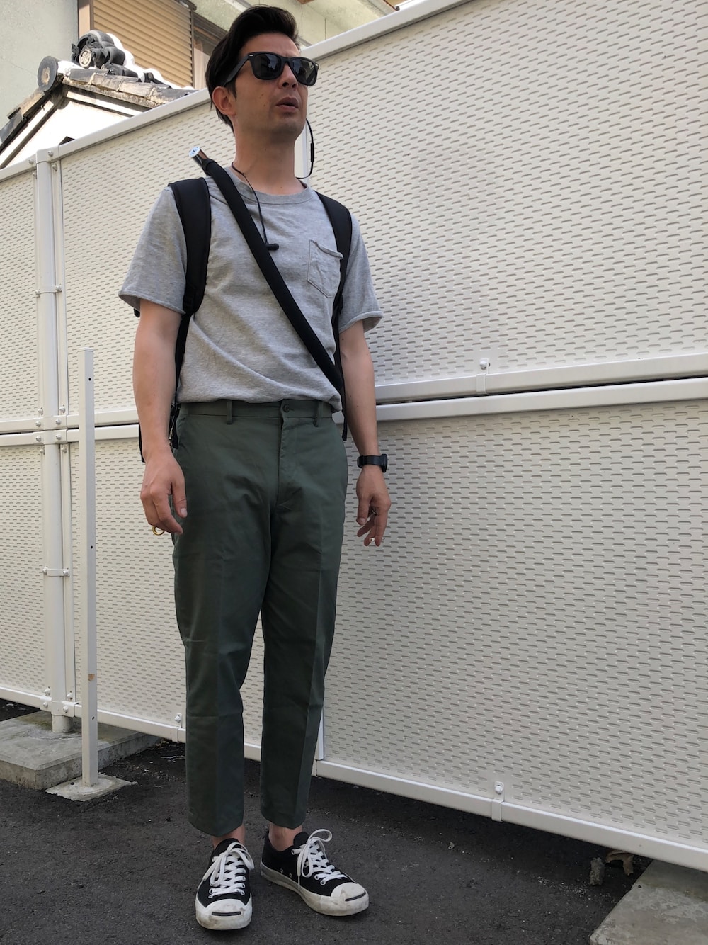 「大人カジュアル、Tシャツ、スニーカー、UNIQLO、アンクルパンツ、プチプラコーデ、きれいめカジュアル、サングラス、インスタイル、converse」｜「coenのミニミニ裏毛カットオフ半袖ドロップショルダースウェット（スウェット、グレー系）」を使った、🇧🇷TIAGO🇯🇵さん（メンズ・165cm）の夏コーディネートの1枚目の写真