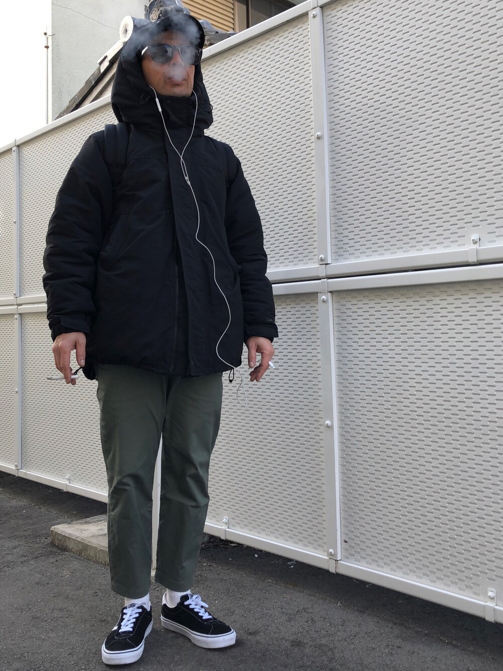 「おしゃれさんと繋がりたい、シンプル、カジュアル、スニーカーコーデ、ブラック、冬コーデ、キャップ、VANS」｜「韓国製🇰🇷のアイテム（キャップ、ブラック系）」を使った、🇧🇷TIAGO🇯🇵さん（メンズ・165cm）の冬コーディネートの1枚目の写真