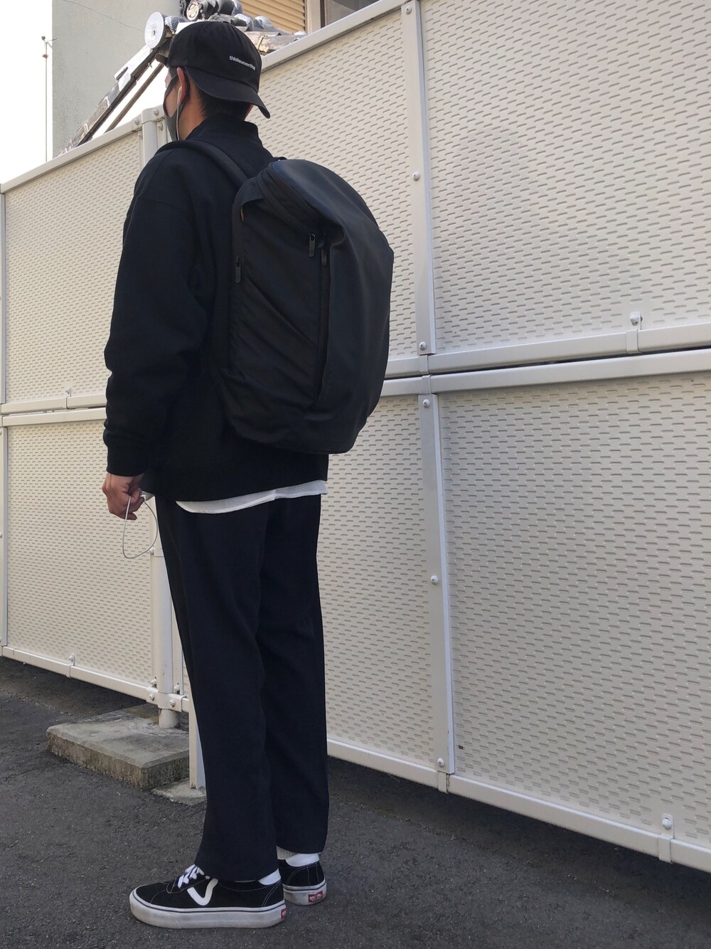 「春コーデ、大人コーデ、スニーカー、カジュアルコーデ、キャップ、リュック、リュックスタイル、VANS」｜「韓国製🇰🇷のアイテム（キャップ、ブラック系）」を使った、🇧🇷TIAGO🇯🇵さん（メンズ・165cm）の春コーディネートの1枚目の写真