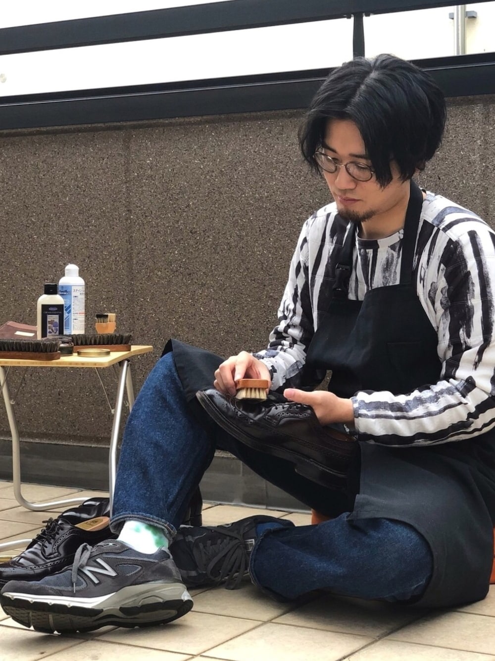 「ゆるコーデ、部屋撮り、おうちファッション、休日スタイル、リラックススタイル、snowpeak、ALDEN、Levi's、NEWBALANCE、アウトドアスタイル」｜「Snow PeakのPrinted Flexible Insulated Pullover（スウェット、ホワイト系）」を使った、ょ~さん（メンズ・173cm）の春コーディネートの1枚目の写真