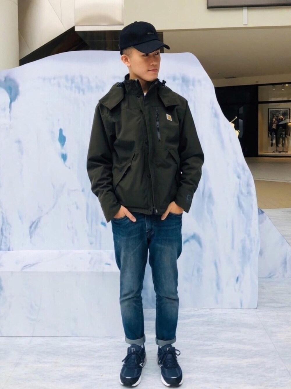 「New Balance、Levis、carhartt、descendant」｜「Levi'sのアイテム（デニムパンツ、ブルー系）」を使った、Ericさん（メンズ・175cm）の冬コーディネートの1枚目の写真