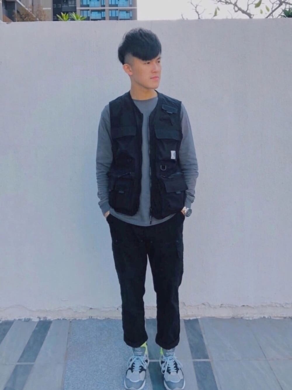 「工裝褲、工裝、工裝背心、carhartt、Carhartt WIP(Carhartt WIP)、New Balance、NEW BALANCE 990、madness、ootd」｜「MADNESSのアイテム（Tシャツ/カットソー、グレー系）」を使った、Ericさん（メンズ・175cm）の冬コーディネートの1枚目の写真