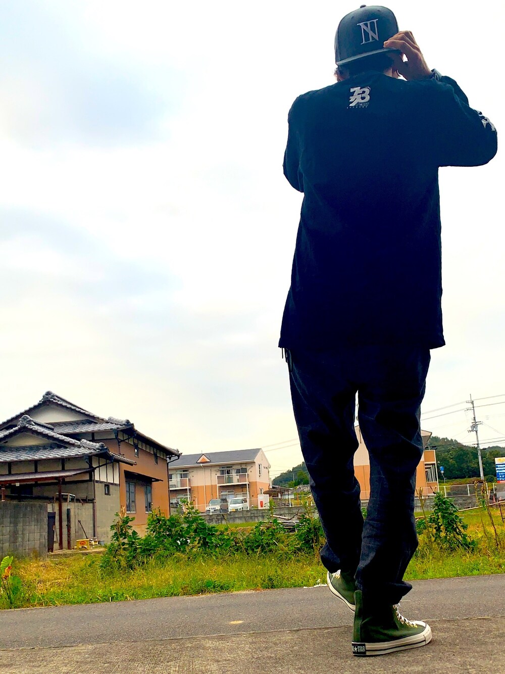 「The BONEZ、locofrank、キャップ、ロンT、ジョガーパンツ、チエックパンツ、ハイカットスニーカー、converse、オーバーサイズ、ビックシルエット」｜「The BONEZのアイテム（キャップ、グレー系）」を使った、Ziiさん（メンズ・168cm）の秋コーディネートの1枚目の写真