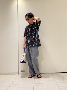 「URBAN RESEARCH Sonny Label（アーバンリサーチサニーレーベル）の【吸水速乾】セオαグラフィックオープンカラーシャツ（シャツ/ブラウス、ブラック系）」を使った、冷牟田 誠さん（メンズ・165cm）の夏コーディネート