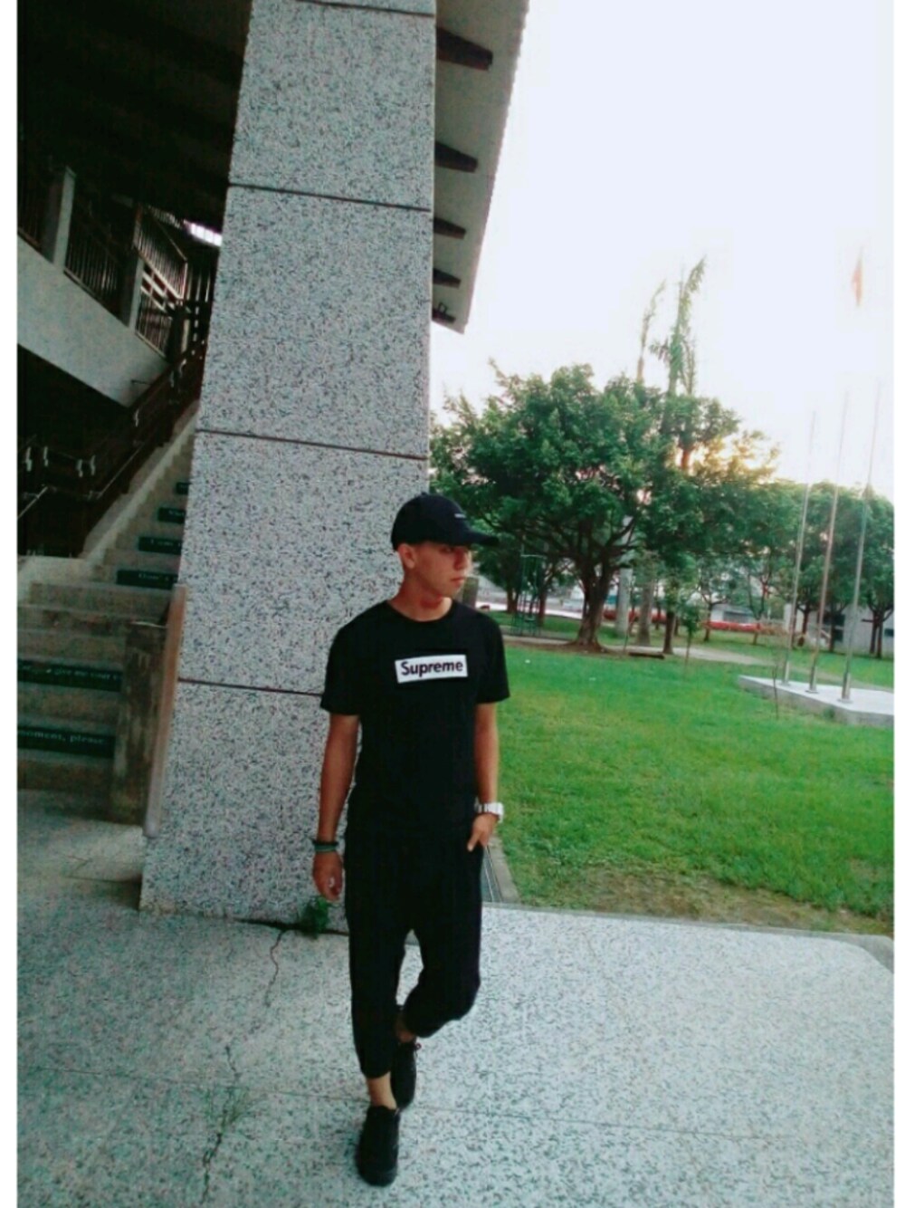 「summer、black、NET、supreme、VANS、hot」｜「Supreme のアイテム（Tシャツ/カットソー、ブラック系）」を使った、Johanさん（メンズ・167cm）の夏コーディネートの1枚目の写真