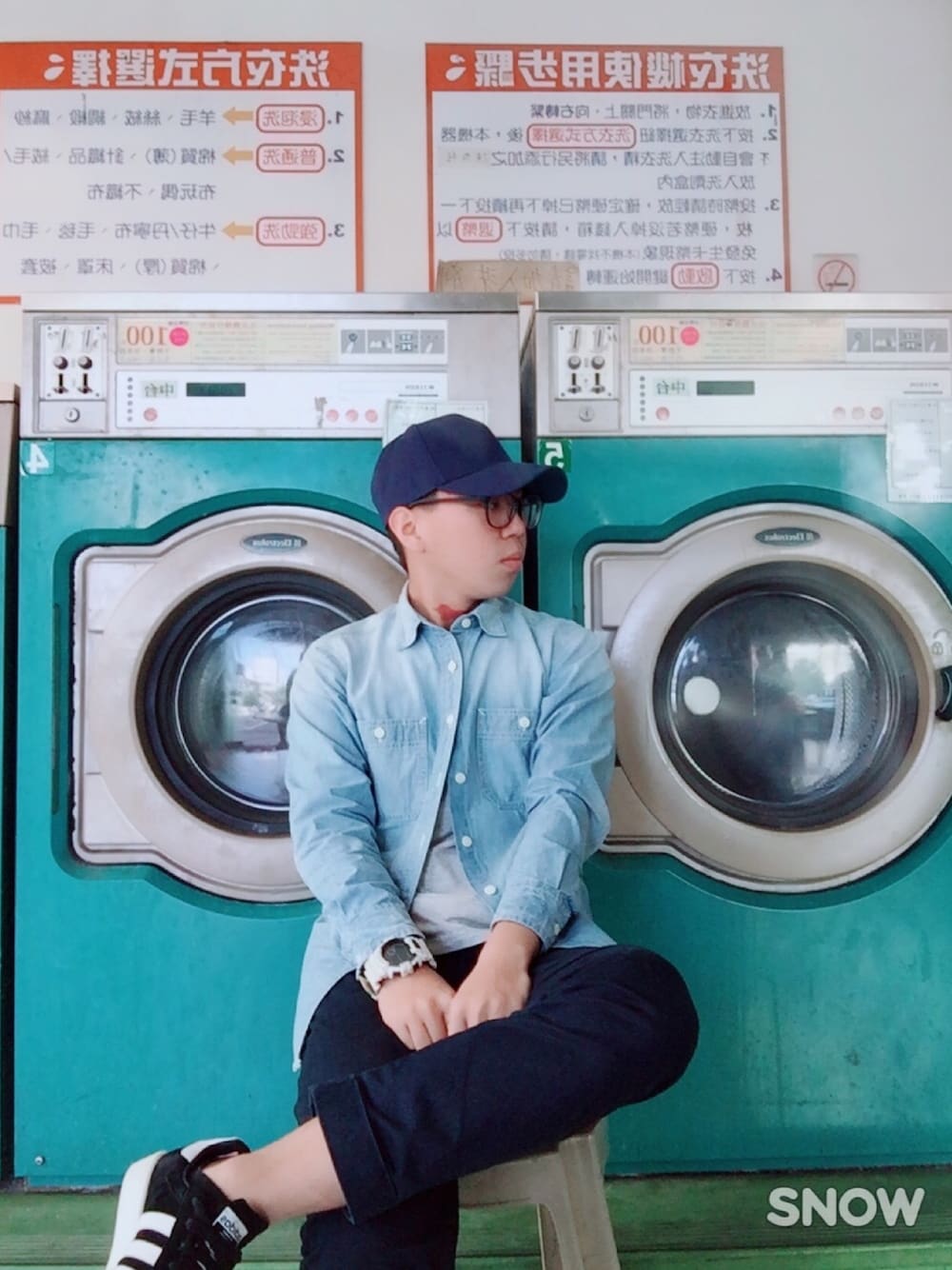 「春、laundry day、vacation、holiday、台灣、台湾、adidas、UNIQLO、lativ」｜「UNIQLOのシャンブレーシャツ（長袖）（シャツ/ブラウス、ブルー系）」を使った、Johanさん（メンズ・167cm）の冬コーディネートの1枚目の写真