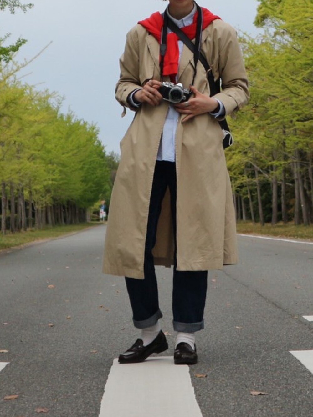 「コート、シャツスタイル」｜「niko and...のアイテム（トレンチコート、ベージュ系）」を使った、UKさん（レディース・170cm）の春コーディネートの1枚目の写真