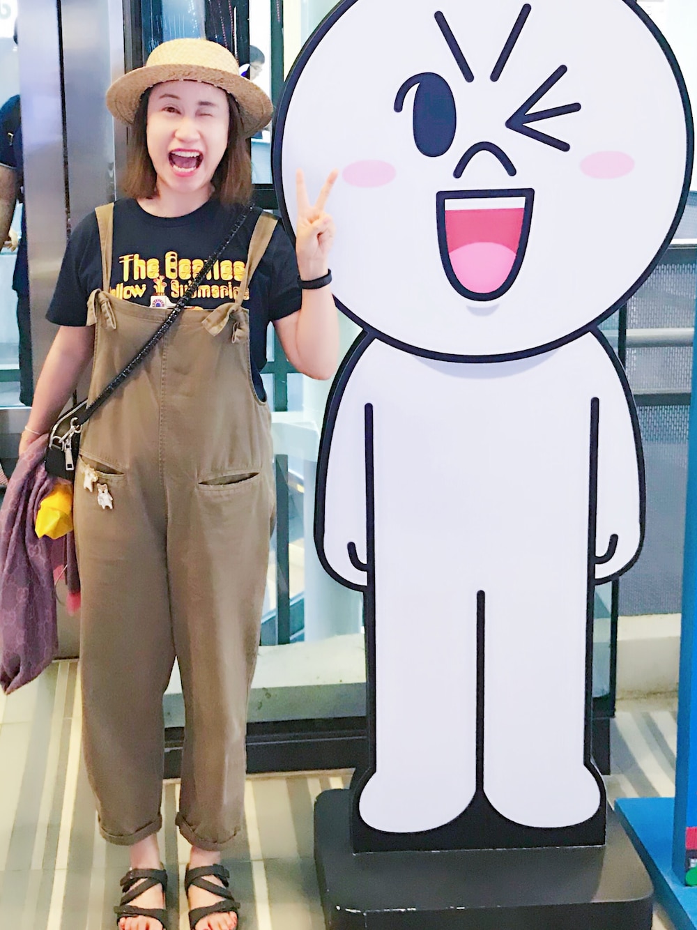 ブルー系のTシャツ/カットソー、ブラック系のバッグ、ブラック系のサンダルを着用したレディースの冬コーディネートの1枚目の写真