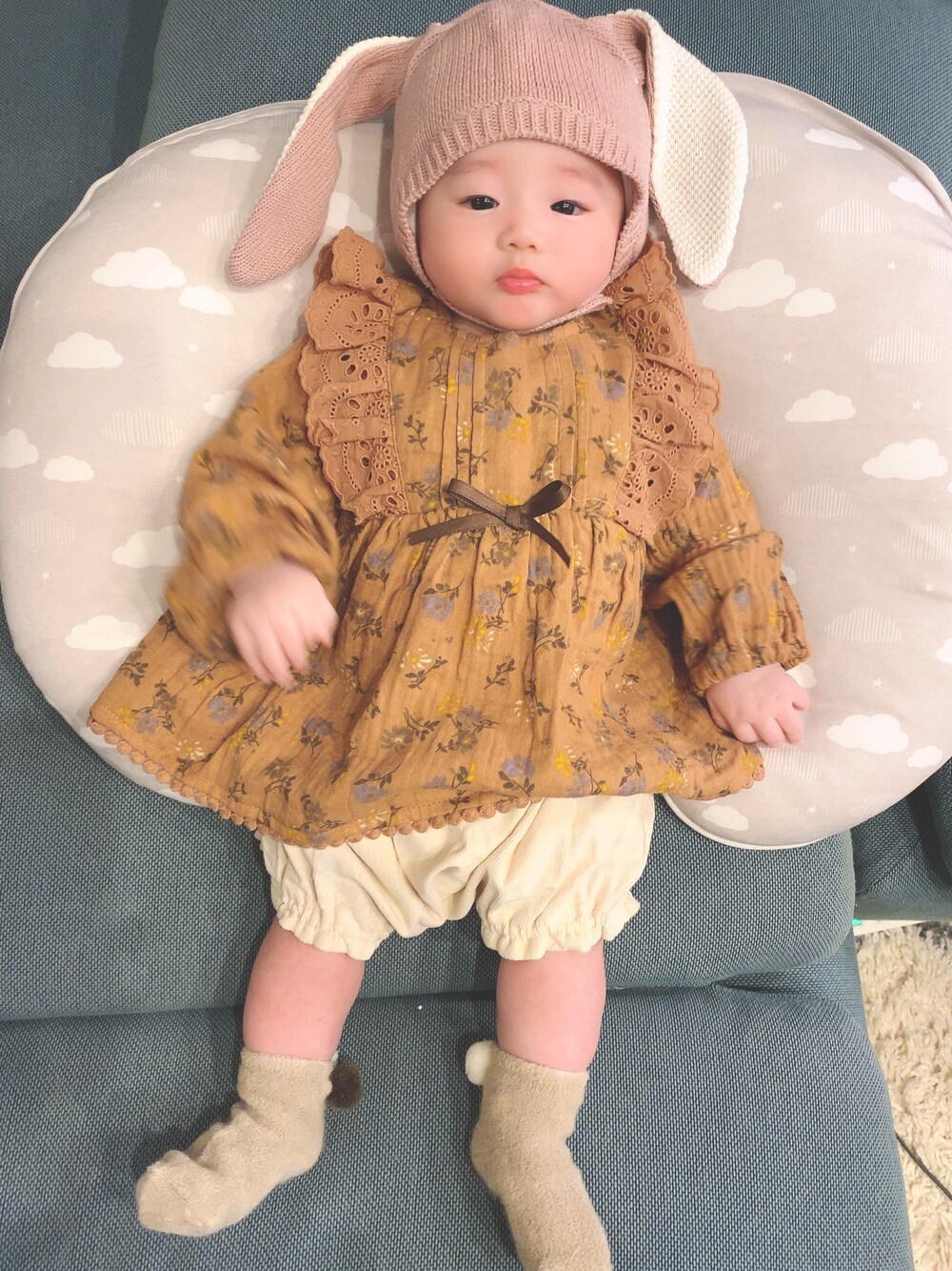 「赤ちゃん、赤ちゃんコーデ、ベビーコーデ、ベビーファッション、ベビー、子供服、キッズコーデ、キッズファッション」｜「petit mainのポンポンつきパイルソックス（ソックス/靴下、ベージュ系）」を使った、li.lian.Dさん（キッズ・70cm）の冬コーディネートの1枚目の写真