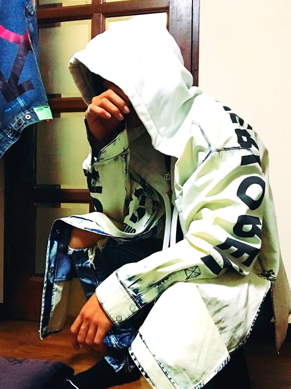 ホワイト系のジャケット/アウター、ブルー系のデニムジャケット、ブルー系のデニムパンツを着用したメンズの春コーディネートの1枚目の写真