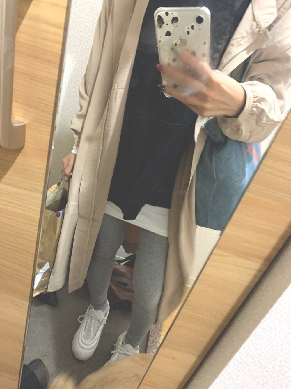 「雨の日コーデ、スニーカーコーデ、レギンス、トレンチ、パーカー」｜「UNIQLOのスウェットプルパーカ（長袖）（パーカー、ブラック系）」を使った、mさん（レディース・156cm）の秋コーディネートの1枚目の写真