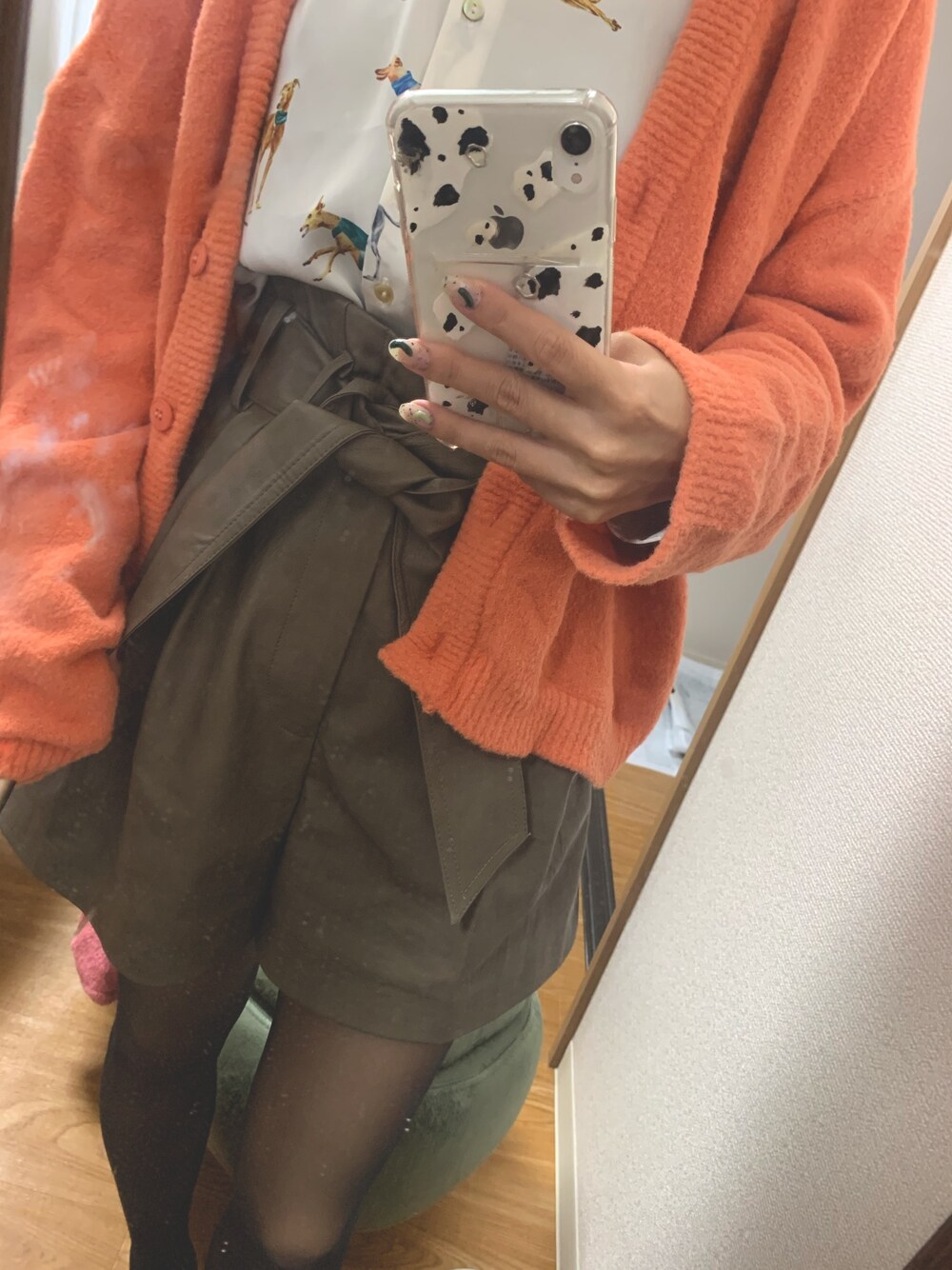 「ZARA、犬柄シャツ、レザーショートパンツ」｜「ZARAのアイテム（その他パンツ、グレー系）」を使った、mさん（レディース・156cm）の秋コーディネートの1枚目の写真