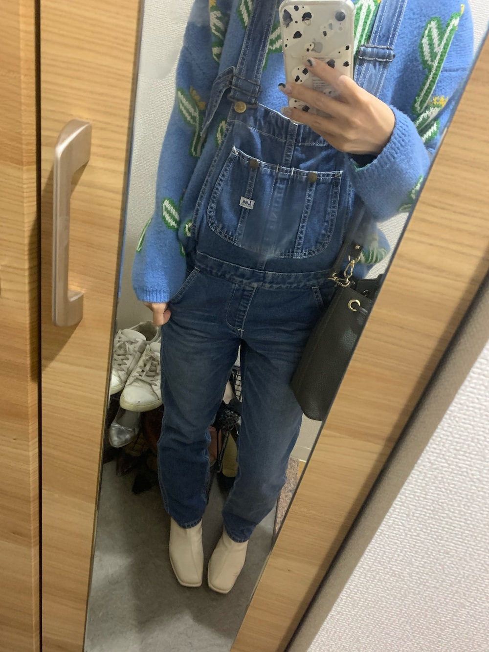 「サボテン、サボテン柄、オーバーオール、Leeデニム、オトナカジュアル、柄コーデ、白ブーツ」｜「LeeのLee/リー 【オールシーズン着回せる】オーバオール/サロペット（サロペット/オーバーオール、ブルー系）」を使った、mさん（レディース・156cm）の秋コーディネートの1枚目の写真
