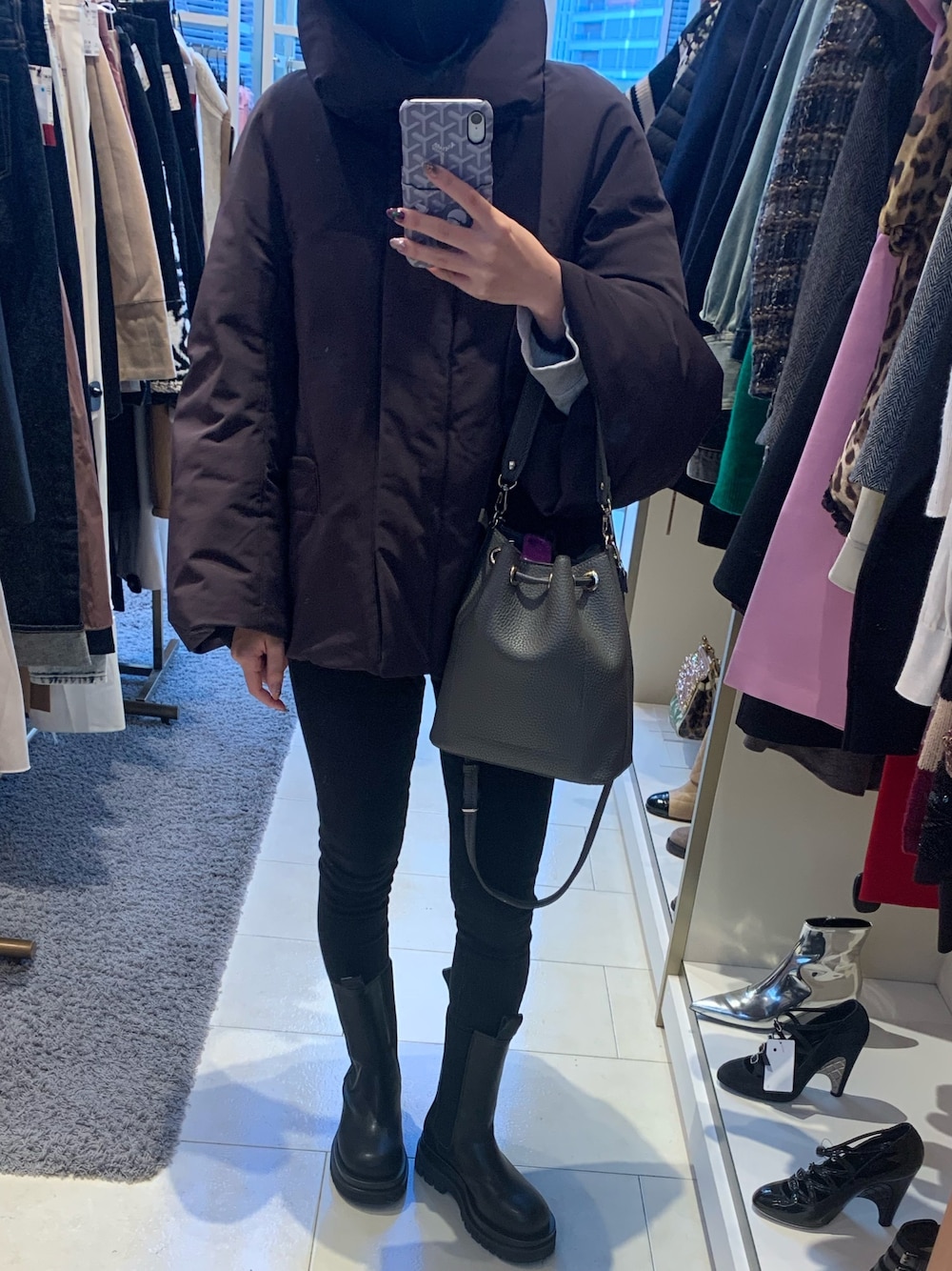 「冬コーデ、プチプラ、大人カジュアル、UNIQLO+J、ハイブリッドダウン、タイヤブーツ、ミドルブーツ、サイドゴアブーツ、チャンキーヒール」｜「UNIQLOのアイテム（ダウンジャケット/コート、ブラウン系）」を使った、mさん（レディース・156cm）の冬コーディネートの1枚目の写真