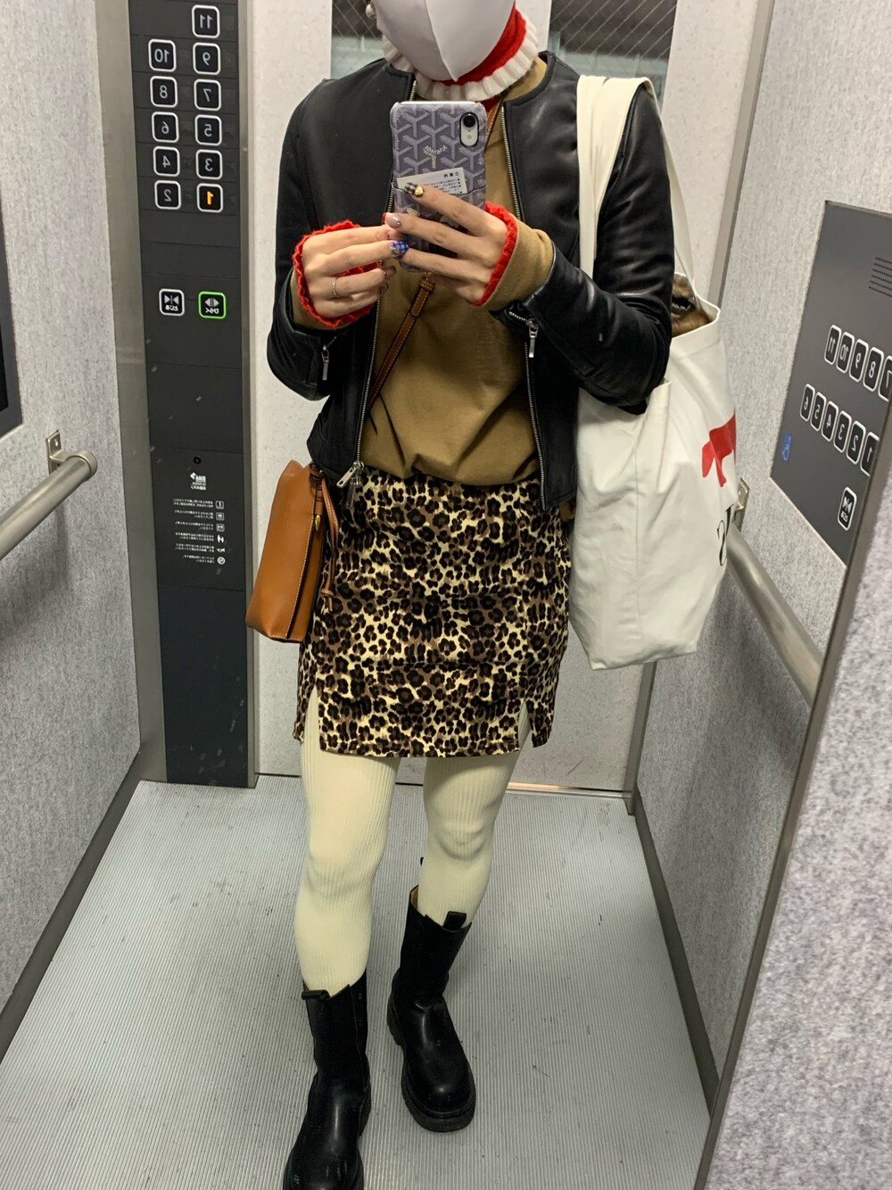 「h&m×blackeyepatch、カジュアルコーデ、白タイツ、ノーカラーライダースジャケット、サイドゴアブーツ、ヒョウ柄スカート、パンクコーデ、レイヤードスタイル、blackeyepatch、H&M」｜「BlackEyePatchのアイテム（Tシャツ/カットソー、ブラウン系）」を使った、mさん（レディース・156cm）の春コーディネートの1枚目の写真