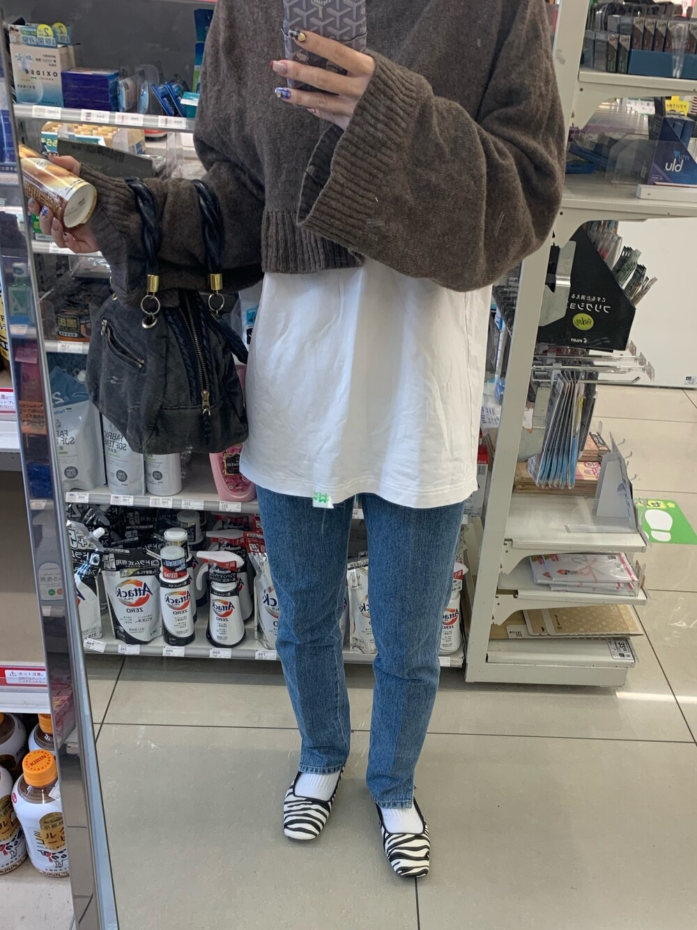 「STUDIOUS、ZARA、UNIQLO U、ショート丈トップス、レイヤードスタイル、白ソックス、フラットシューズ、ゼブラ柄、春コーデ、パンツスタイル」｜「UNIQLOのクルーネックＴ（長袖）（Tシャツ/カットソー、ホワイト系）」を使った、mさん（レディース・156cm）の春コーディネートの1枚目の写真