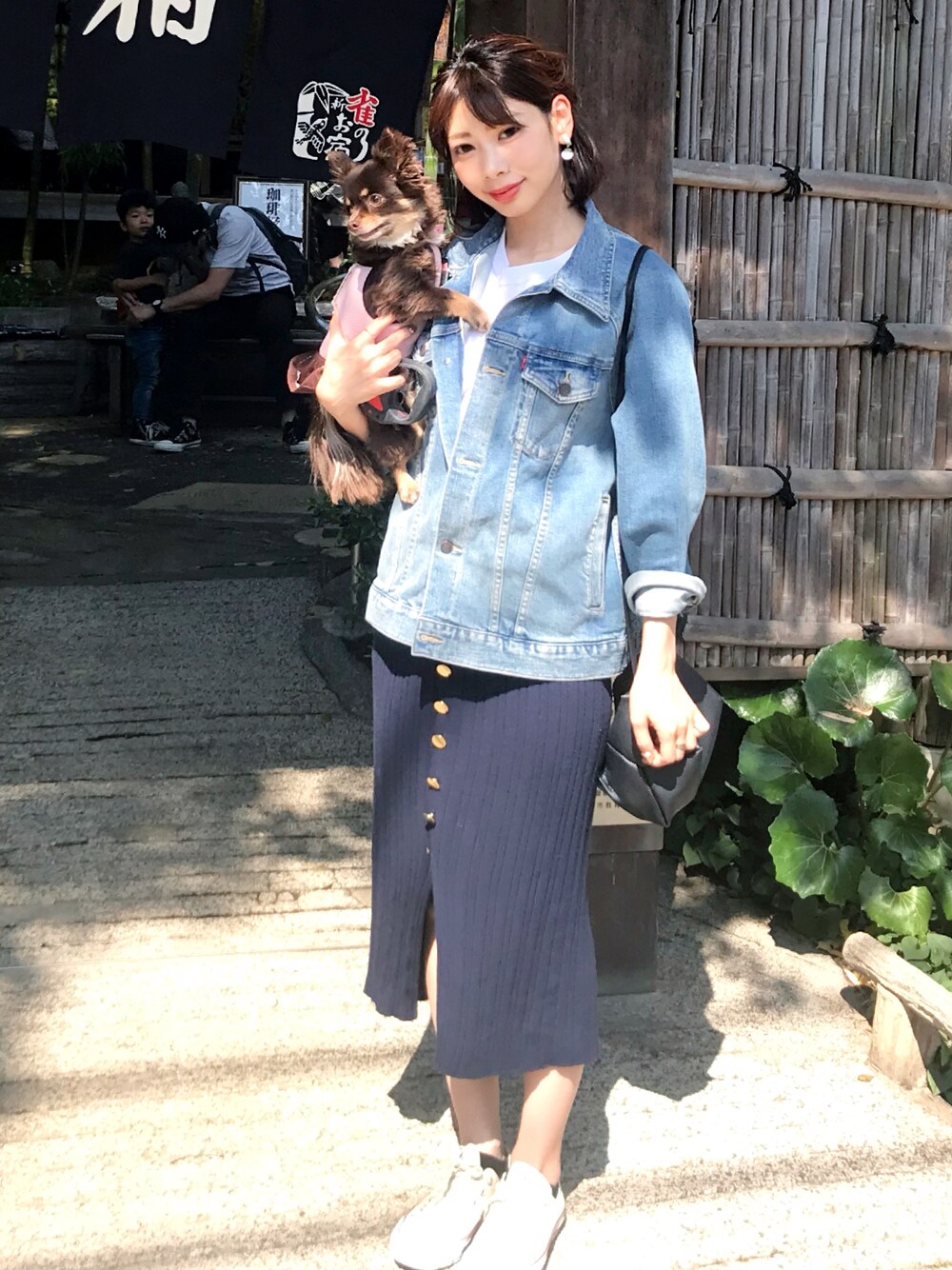 「glamb、LAYMEE、デニムジャケット、タイトスカート、コンバース」｜「glambのAnton denim JKT（デニムジャケット、ブルー系）」を使った、ＭＩＣＨＩＲＵさん（レディース・162cm）の春コーディネートの1枚目の写真