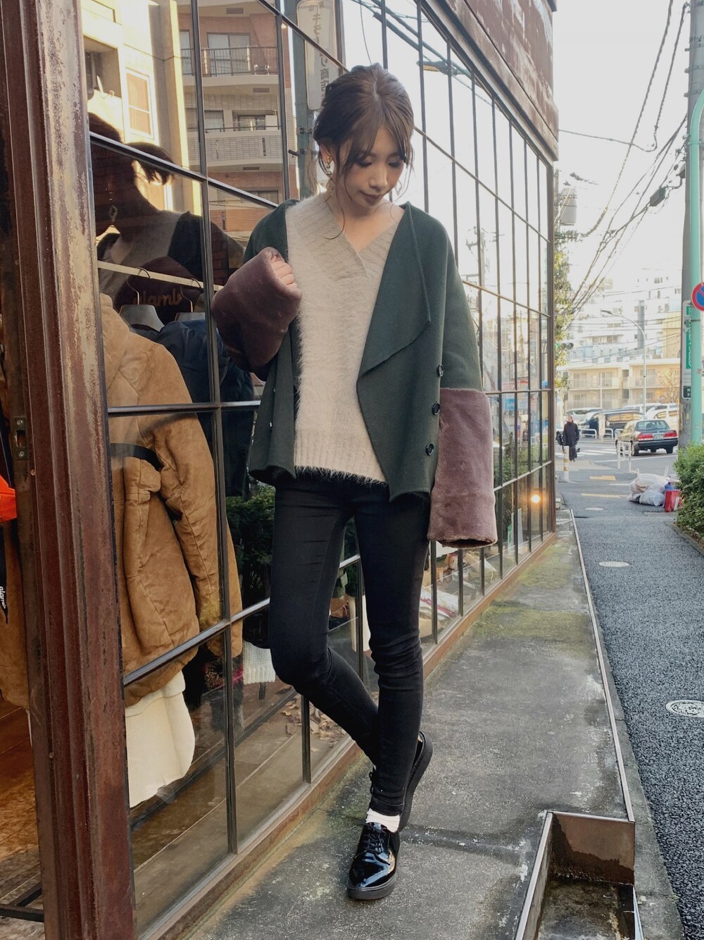 グリーン系のその他アウターを着用したレディースの冬コーディネートの1枚目の写真