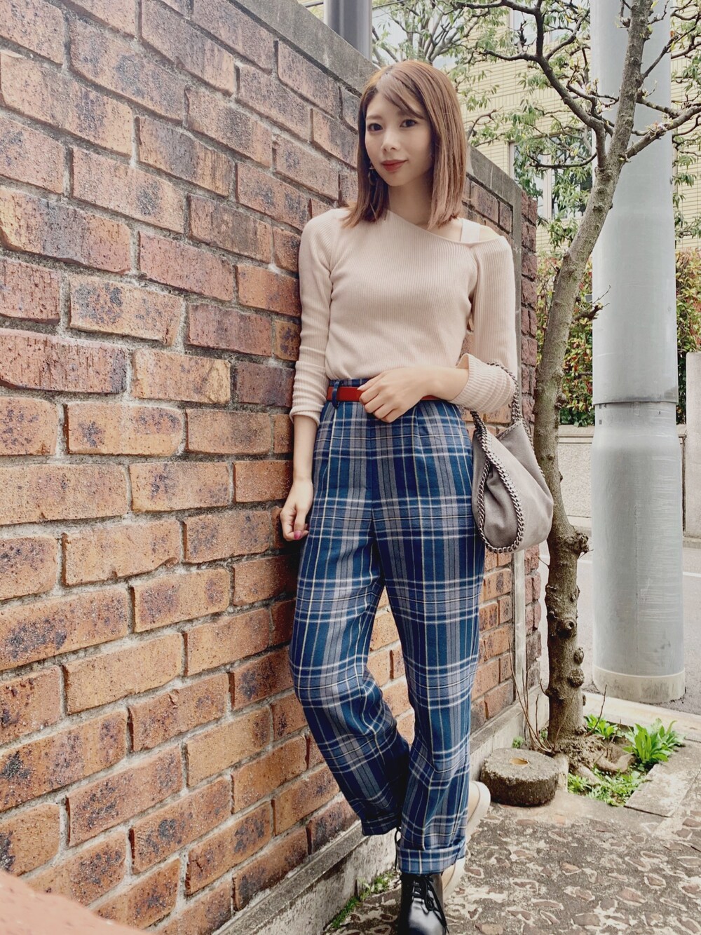 「LAYMEE、チェックパンツ、ワンショルダー、ステラマッカートニー」｜「LAYMEEのDeli knit / デリニット（2WAYニット）（ニット/セーター、ベージュ系）」を使った、ＭＩＣＨＩＲＵさん（レディース・162cm）の春コーディネートの1枚目の写真
