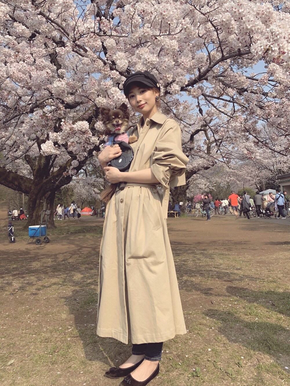 「トレンチコート、フラットシューズ、キャスケット、お花見」｜「LAYMEEのLily flat shoes / リリー フラットシューズ（バレエシューズ、ブラック系）」を使った、ＭＩＣＨＩＲＵさん（レディース・162cm）の春コーディネートの1枚目の写真
