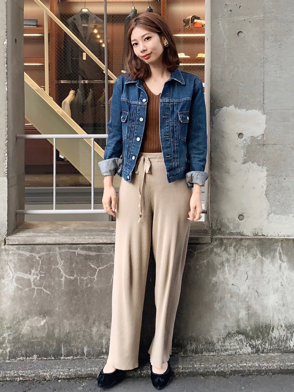 「LAYMEE、ニットパンツ、Gジャン、ベージュコーデ」｜「LAYMEEのWhole knit pants / ホールニットパンツ（その他パンツ、ベージュ系）」を使った、ＭＩＣＨＩＲＵさん（レディース・162cm）の春コーディネートの1枚目の写真
