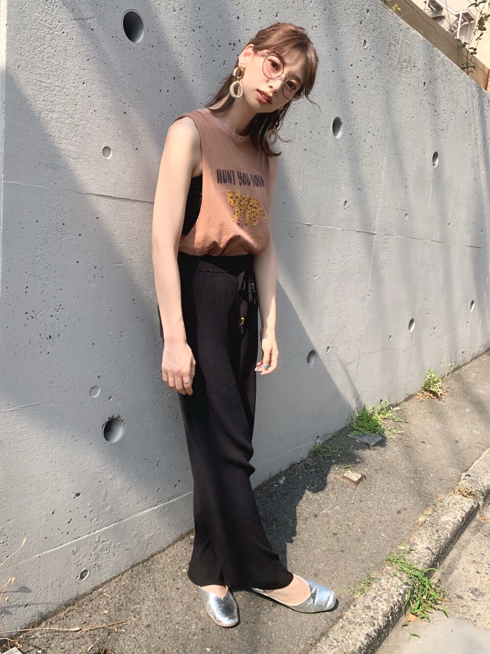 「LAYMEE、ニットパンツ、タンクトップ、シルバーパンプス」｜「LAYMEEのLeopard T-shirt / レオパードTシャツ（タンクトップ、レッド系）」を使った、ＭＩＣＨＩＲＵさん（レディース・162cm）の夏コーディネートの1枚目の写真