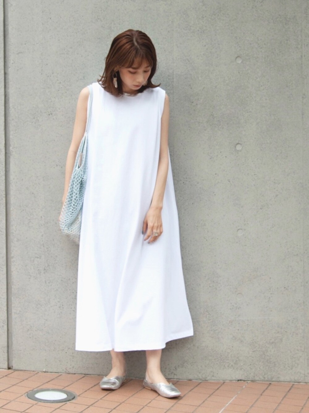 「LAYMEE、ホワイトコーデ、メッシュバッグ」｜「LAYMEEのMesh bag / メッシュバック（トートバッグ、ブルー系）」を使った、ＭＩＣＨＩＲＵさん（レディース・163cm）の夏コーディネートの1枚目の写真