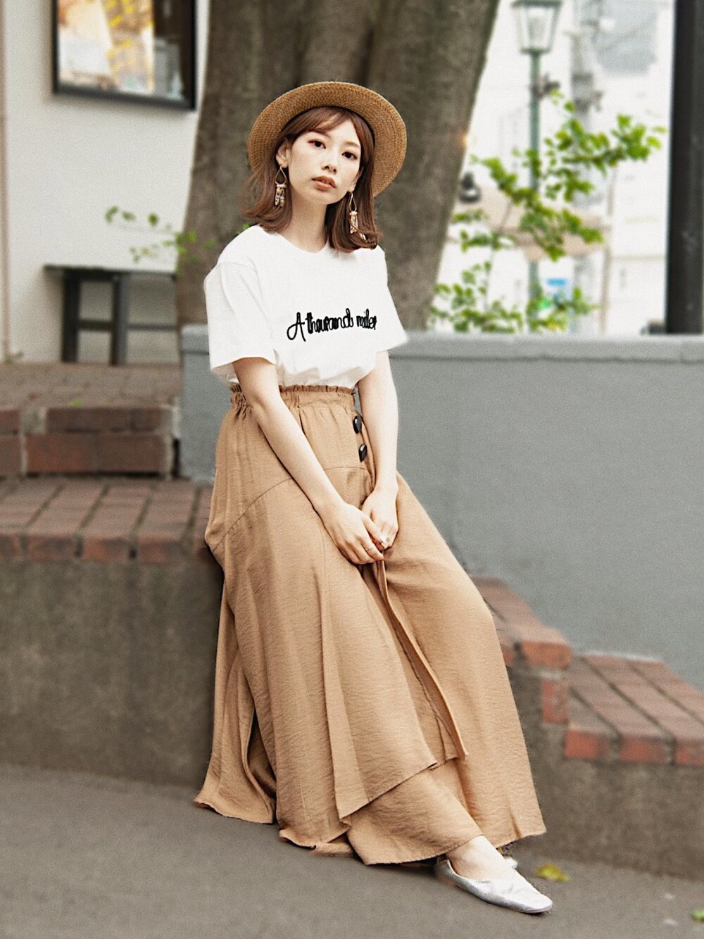 「LAYMEE、カンカン帽、麦わら帽子、ベージュコーデ、ロゴT」｜「LAYMEEのThausand  Tshirt / サウザンドTシャツ（Tシャツ/カットソー、ホワイト系）」を使った、ＭＩＣＨＩＲＵさん（レディース・163cm）の夏コーディネートの1枚目の写真