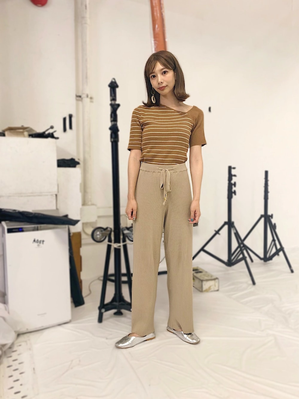 「LAYMEE、ニットパンツ、ベージュコーデ、ボーダートップス、ワンショルダー」｜「LAYMEEのDeli border knit  / デリボーダーニット（ニット/セーター、イエロー系）」を使った、ＭＩＣＨＩＲＵさん（レディース・163cm）の夏コーディネートの1枚目の写真