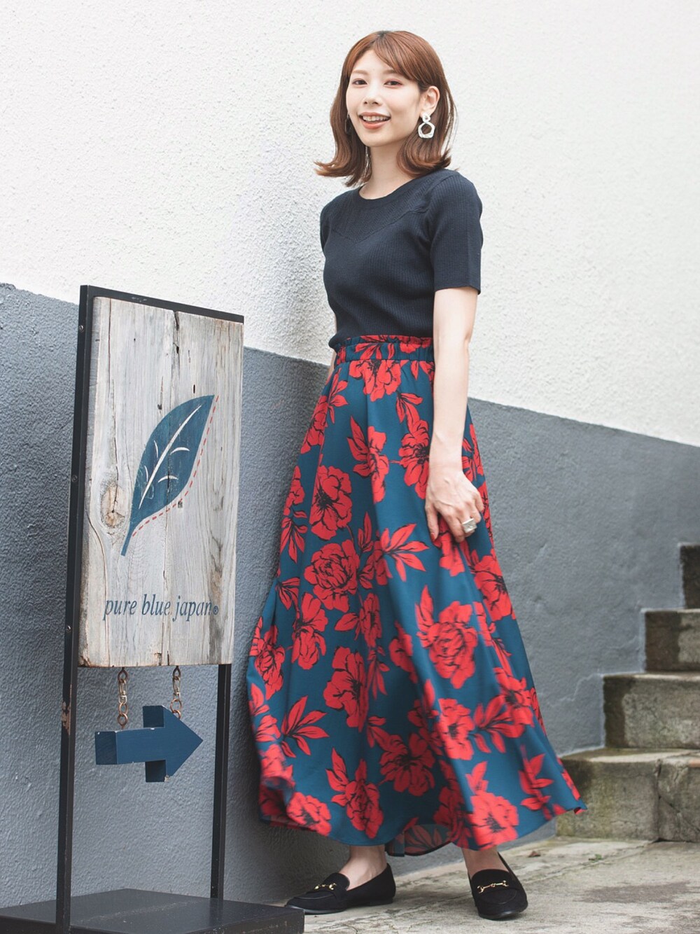 「LAYMEE、フレアスカート、ネイビー×レッド、フラットシューズ、フラワープリント」｜「LAYMEEのPico knit / ピコニット（ニット/セーター、ブルー系）」を使った、ＭＩＣＨＩＲＵさん（レディース・163cm）の夏コーディネートの1枚目の写真