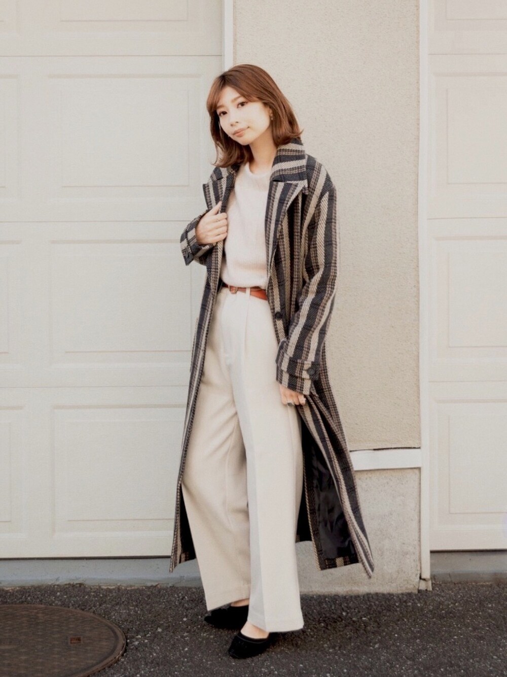 「LAYMEE、ホワイトコーデ、ホワイトニット、ホワイトパンツ」｜「LAYMEEのLenie check coat / レニーチェックコート（チェスターコート、ブラック系）」を使った、ＭＩＣＨＩＲＵさん（レディース・162cm）の秋コーディネートの1枚目の写真