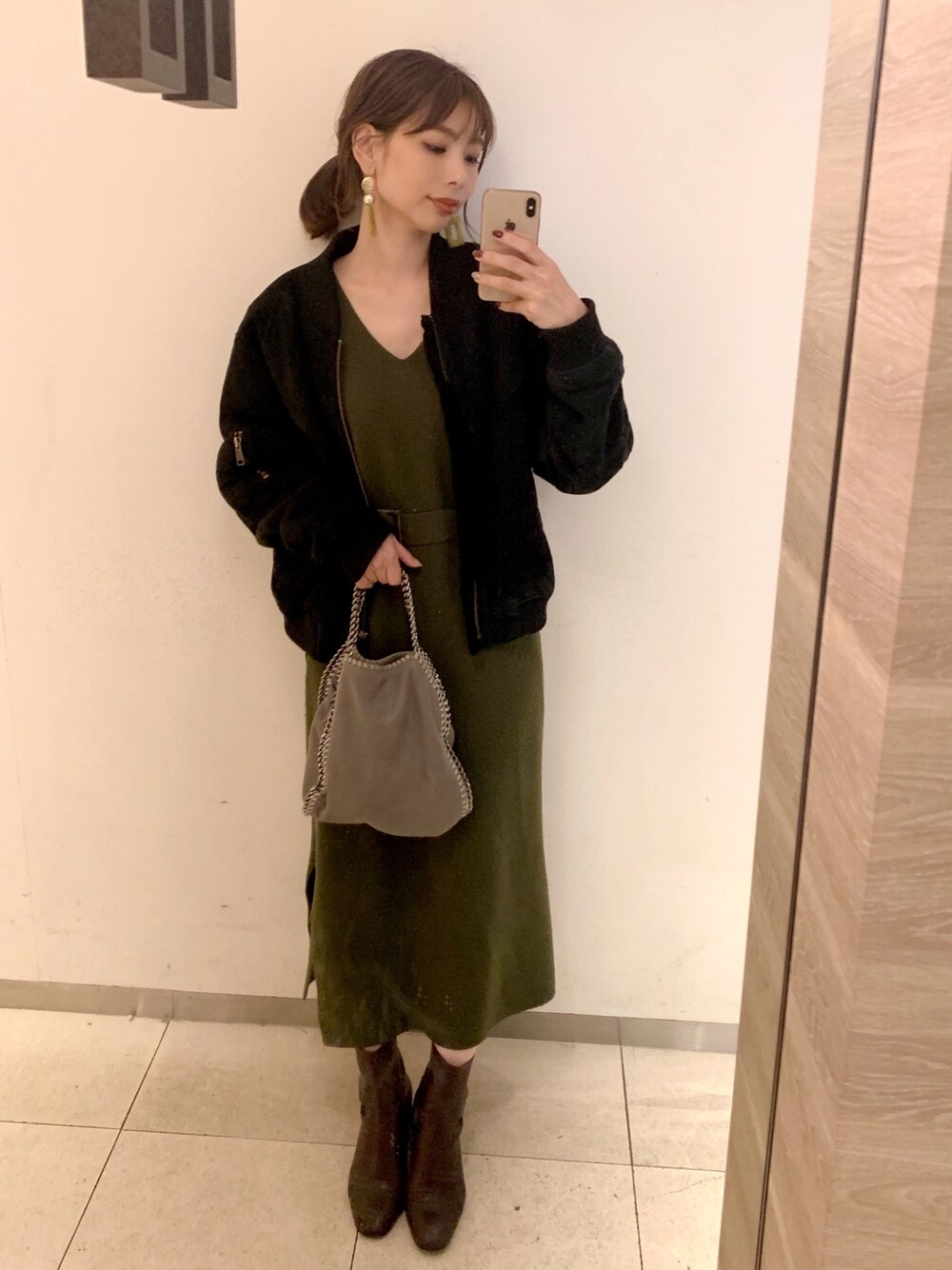 「LAYMEE、ステラマッカートニー、ニットワンピース」｜「LAYMEEのMonterrey mouton MA-1（MA-1、ブラック系）」を使った、ＭＩＣＨＩＲＵさん（レディース・162cm）の秋コーディネートの1枚目の写真