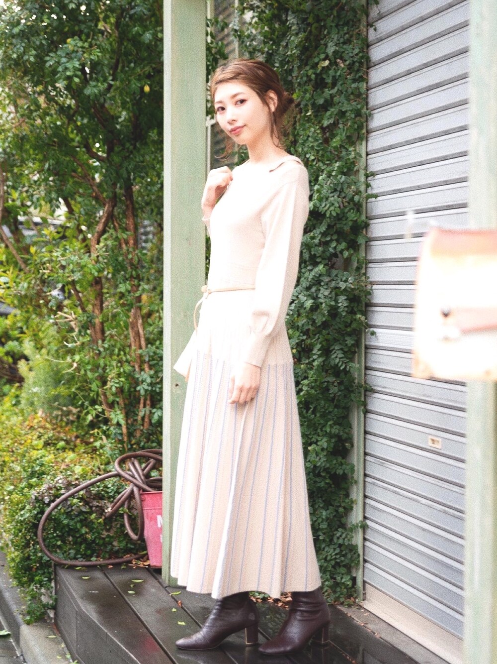 「LAYMEE、ニットワンピース、プリーツワンピース」｜「LAYMEEのMad OP / マッドワンピ（ワンピース、ベージュ系）」を使った、ＭＩＣＨＩＲＵさん（レディース・162cm）の冬コーディネートの1枚目の写真