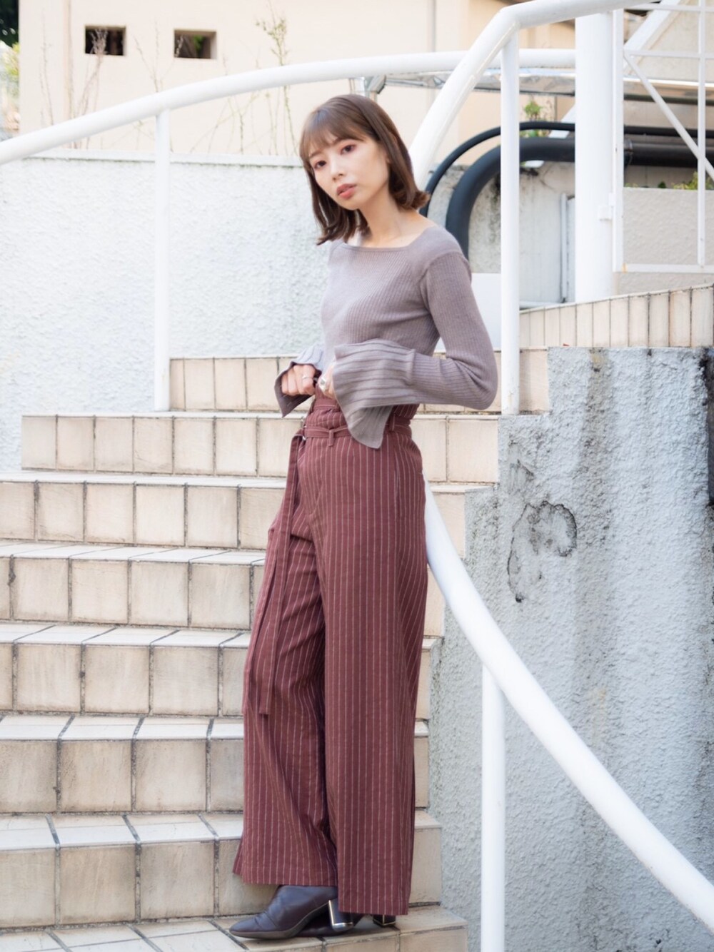 「ブラウンコーデ、ストライプパンツ、ハイウエストパンツ」｜「LAYMEEのPinky 2way knit / ピンキー2wayニット（ニット/セーター、ブラウン系）」を使った、ＭＩＣＨＩＲＵさん（レディース・162cm）の冬コーディネートの1枚目の写真