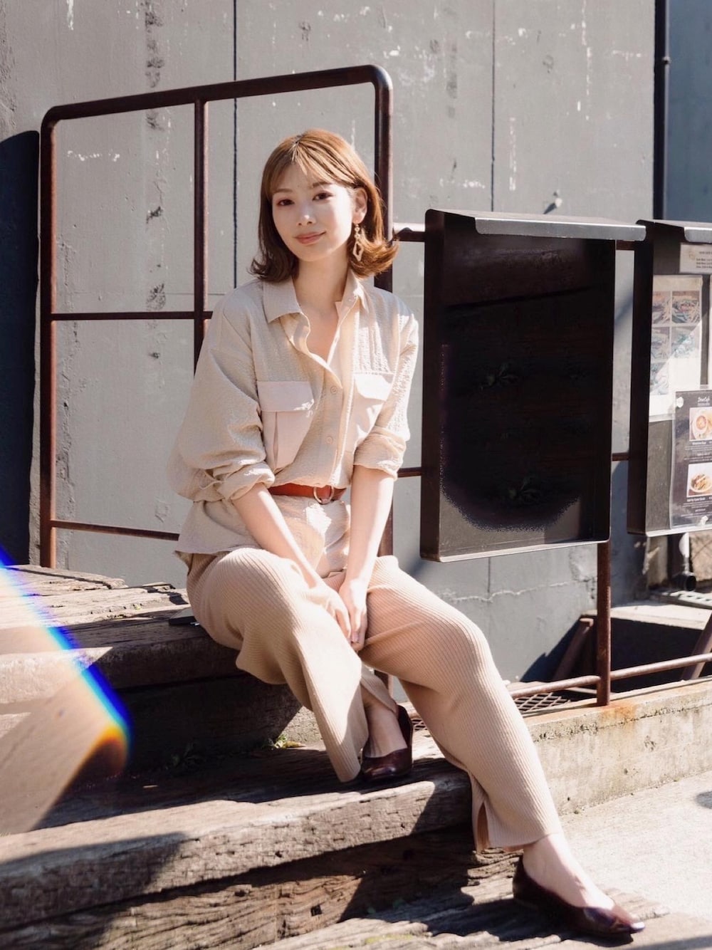 「LAYMEE、ベージュコーデ、ワントーンコーデ」｜「LAYMEEのTrotter shirt / トロッターシャツ（シャツ/ブラウス、ホワイト系）」を使った、ＭＩＣＨＩＲＵさん（レディース・162cm）の冬コーディネートの1枚目の写真