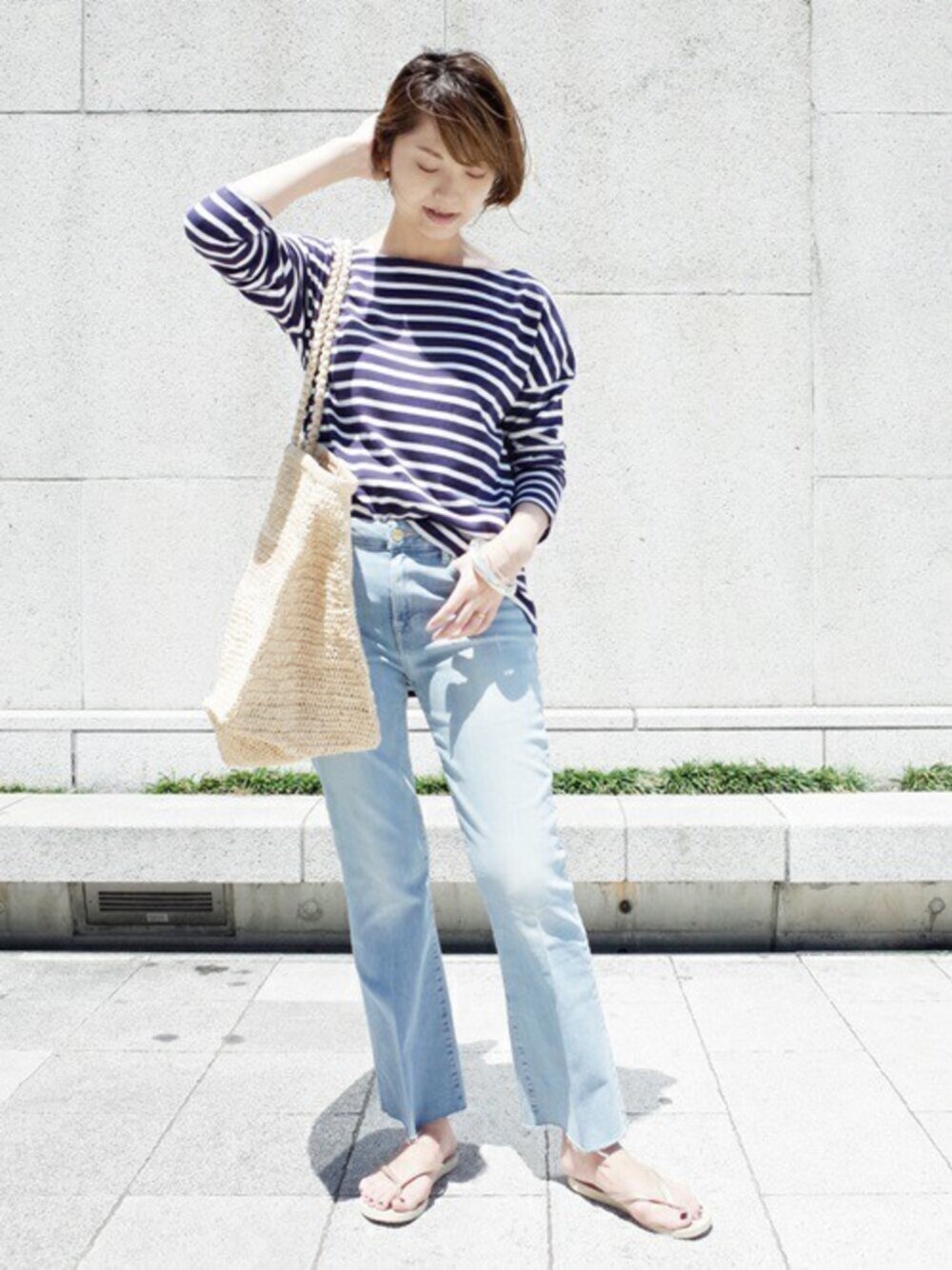 ブルー系のTシャツ/カットソー、ブルー系のデニムパンツ、ゴールド系のビーチサンダルを着用したレディースの夏コーディネートの1枚目の写真