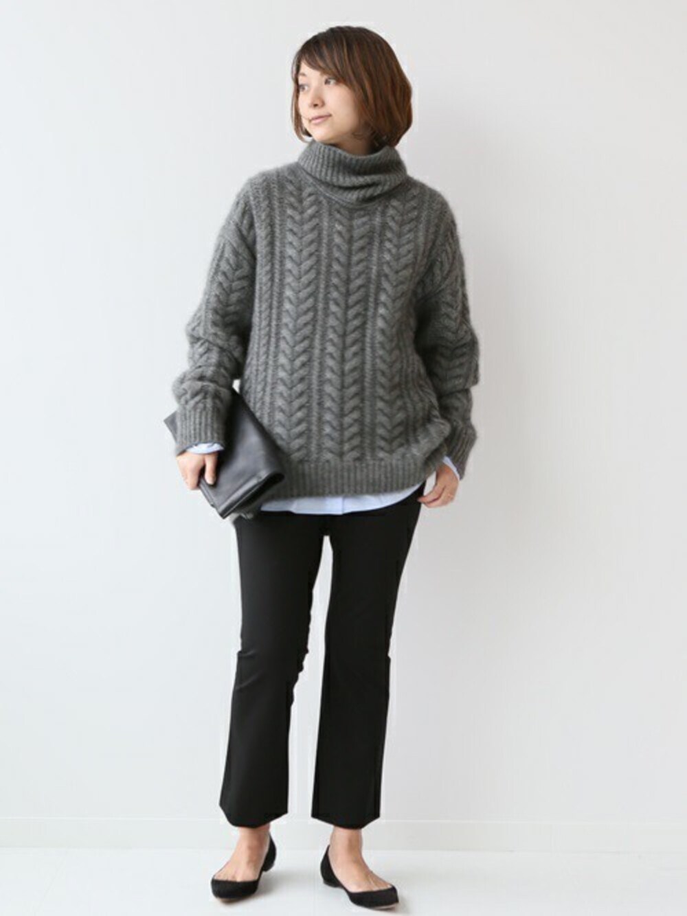 グレー系のニット/セーターを着用したレディースの秋コーディネートの1枚目の写真