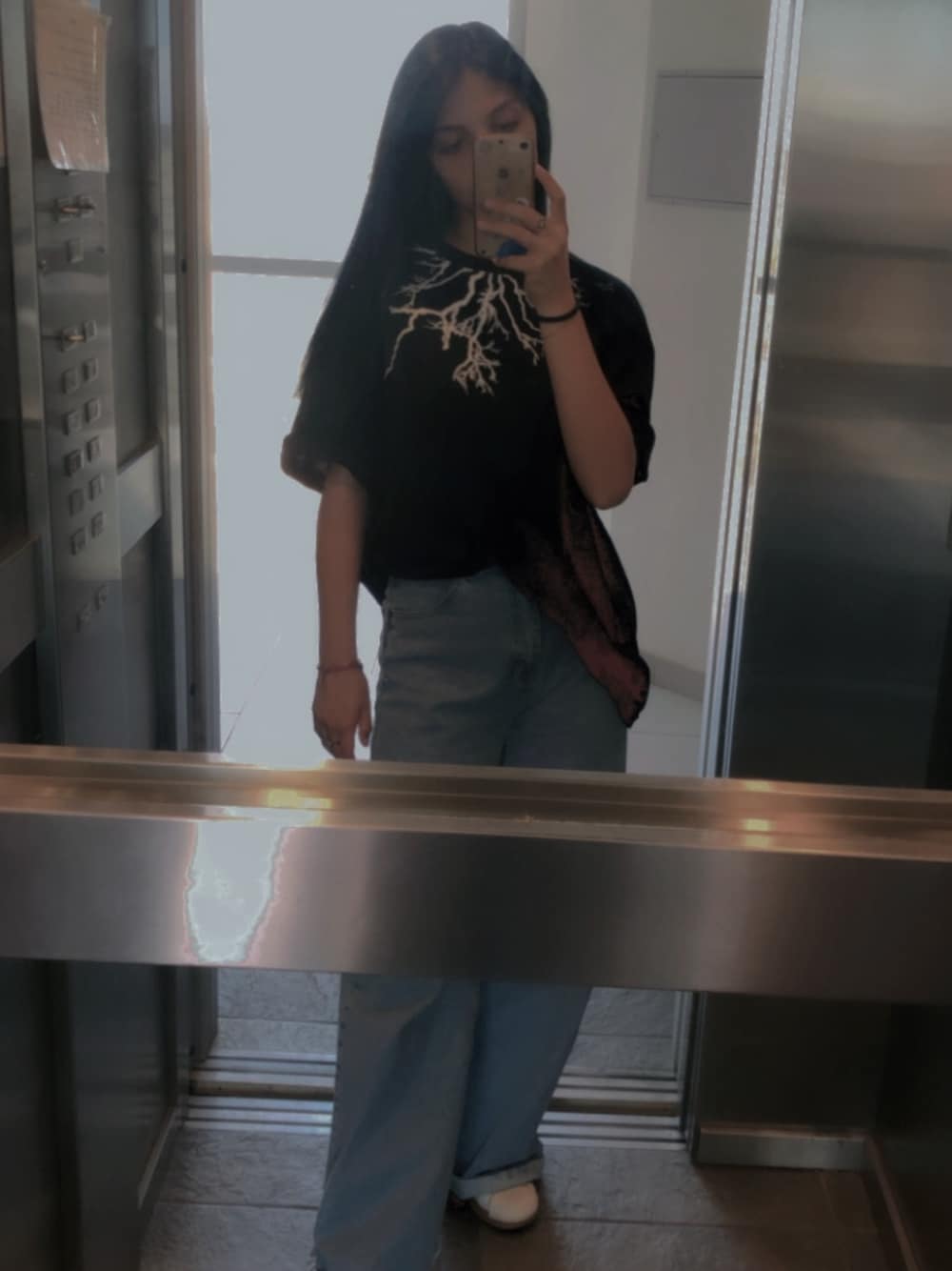 「casual、grunge、skater、black、gothic、grunge style、skatergirl」｜「RAD jeansのアイテム（デニムパンツ、ブルー系）」を使った、Camila Gianoさん（レディース・164cm）の冬コーディネートの1枚目の写真