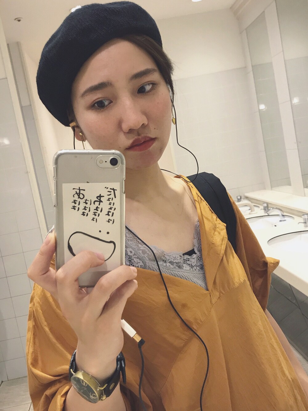 「夏コーデ、カジュアルコーデ、大人カジュアル、デニムパンツ、レースキャミソール、レイヤードスタイル、ワンピース、ゆるコーデ、ラフ、カスタネ」｜「AS KNOW AS PINKYのアイテム（ハンチング/ベレー帽、ブラック系）」を使った、ひらめ。さん（レディース・164cm）の夏コーディネートの1枚目の写真