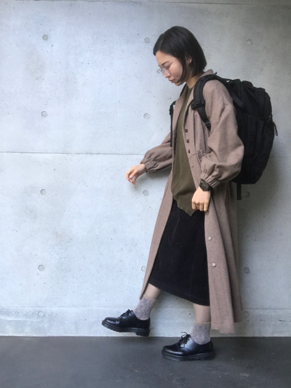 「休日スタイル、バックパック、黒リュック、アースカラー、ベージュ、ゆるコーデ、コーデュロイ、ミモレ丈スカート、フリクロ、ラフ」｜「l'atelier du savonのへリンボンフラノテーラードワンピCO（チェスターコート、ベージュ系）」を使った、ひらめ。さん（レディース・165cm）の冬コーディネートの1枚目の写真